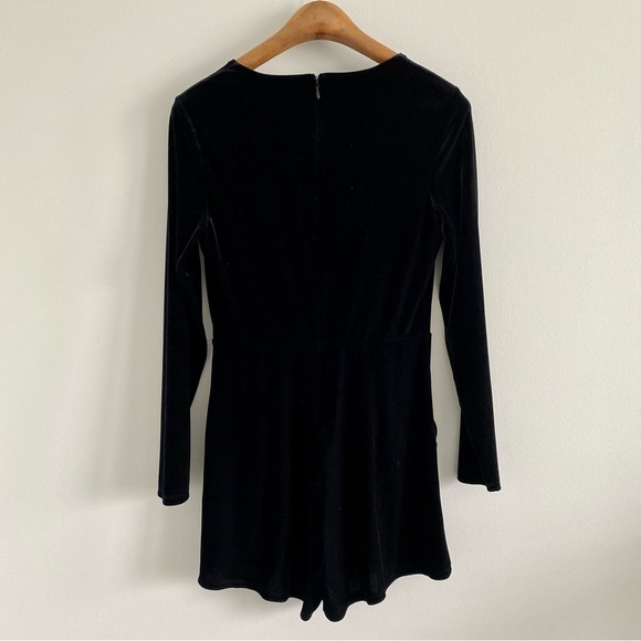 Express NWOT Black Long Sleeve Velour Romper Size Small - Picture 2 of 8